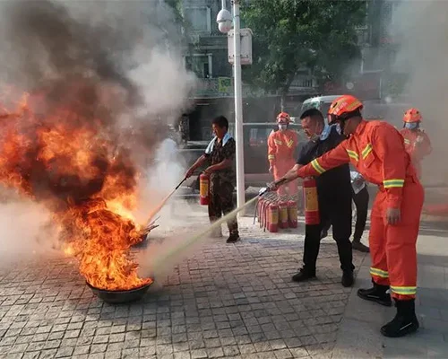 Richtige Verwendung eines Pulverfeuerlöschers